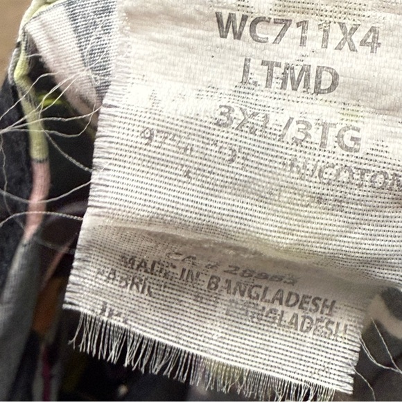 LOONEY TOONS Scrub Top Plus Size Scrubs - Picture 6 of 6